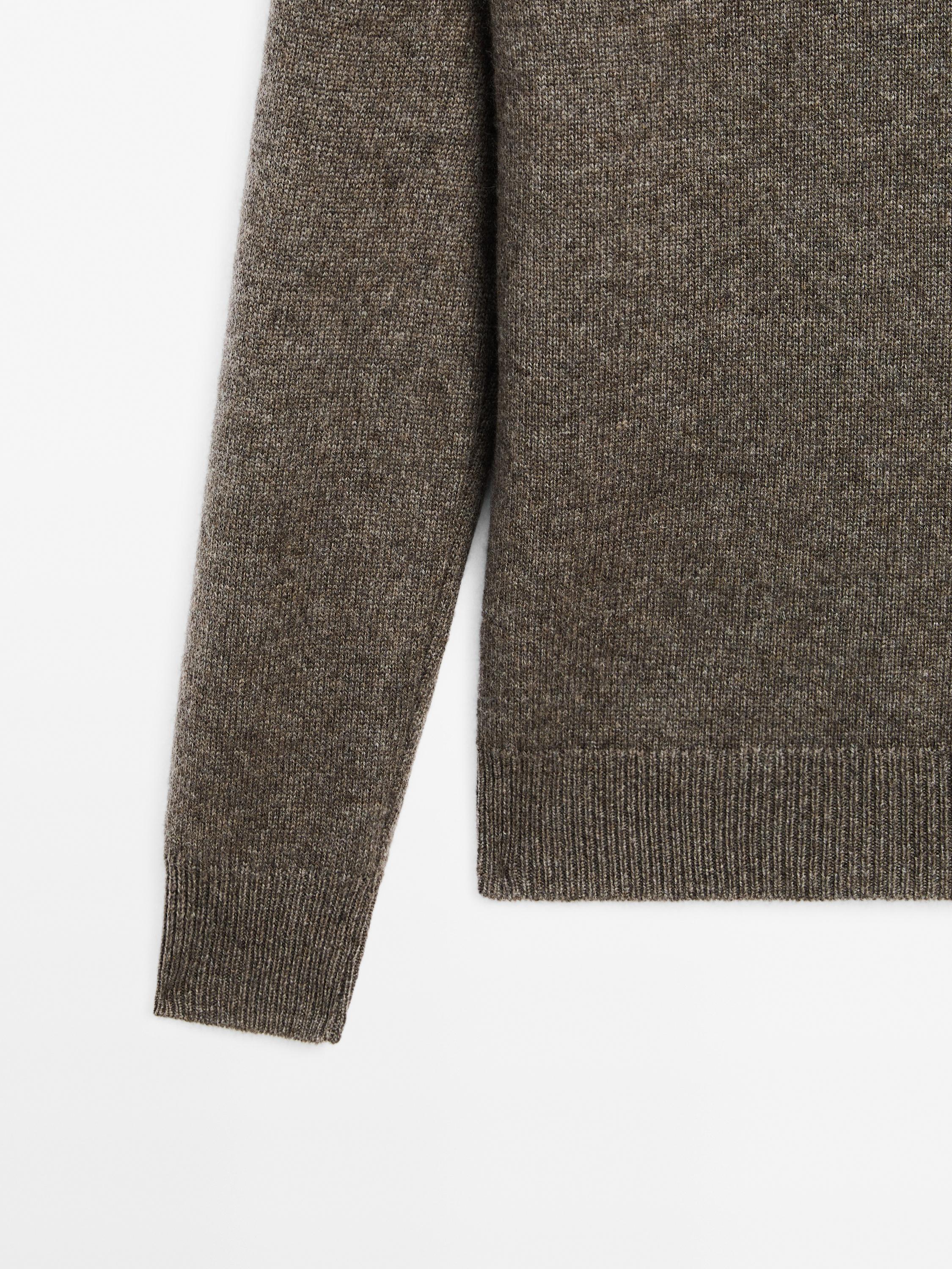 100% cashmere sweater with pocket detail